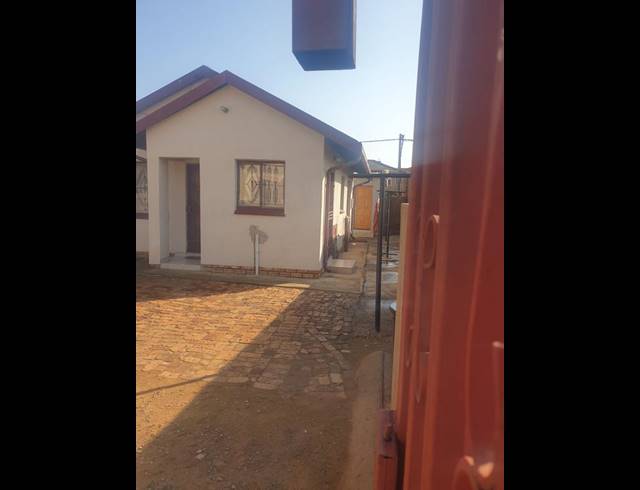 2 BEDROOM HOUSE FOR SALE IN MAHUBE VALLEY